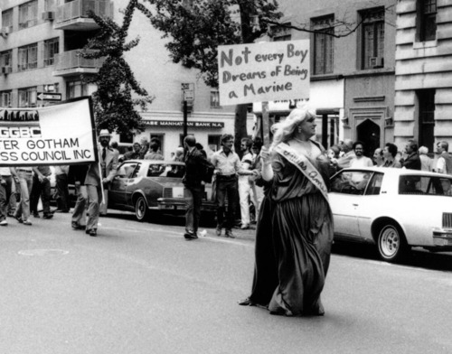 Download the full-sized image of Drag Queen in the New York Gay Pride Parade